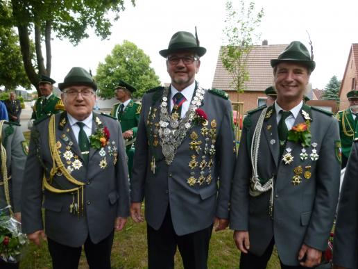 Der neue Schützen- und Alterskönig mit seinen Adjudanten Hartmut Schneider und Hans-Hermann Klaas