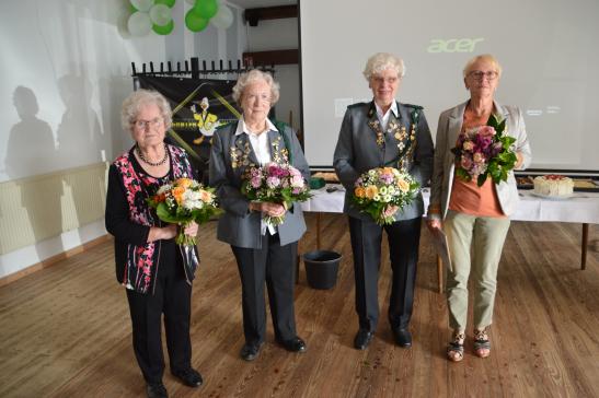 Die geehrten Damen (v.l.): Edeltraut Wiegmann, Annelore Einemann, Christa Siemer, und Hildegrund Nietzel