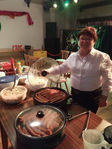 Das Buffet am Abend nach der Siegerehrung: Würstchen mit Salaten