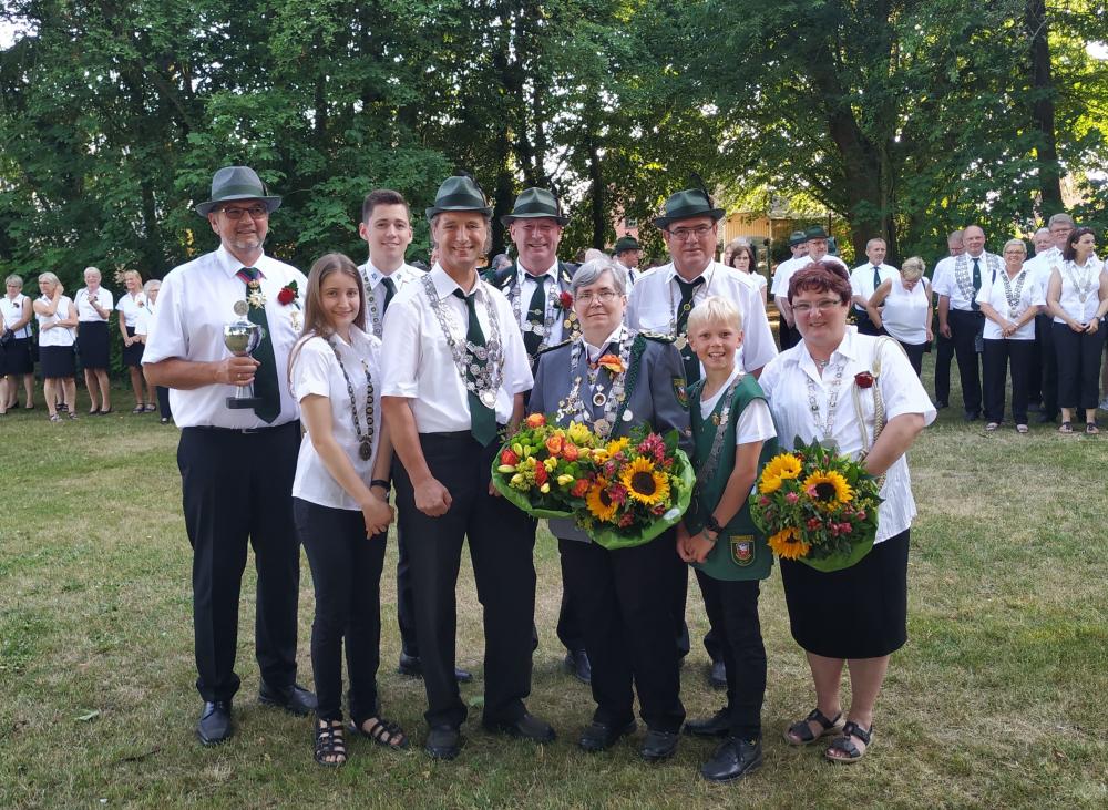 Man sieht das neue Königshaus des Schützenverein Ganderkesee vor den versammelten Schützen stehen. Von links Ralf Hüttemeyer, Maybrit Warrelmann, Lars-Gerrit Warrelmann, Hans-Hermann Klaas, Jörg Neuse, Gisela Frerichs, Karl-Heinz Riebold, Tade Lindemann und Astrid Eilers.