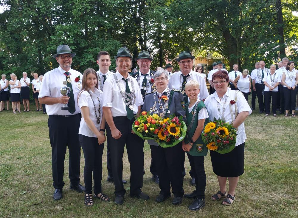 Man sieht das neue Königshaus des Schützenverein Ganderkesee vor den versammelten Schützen stehen. Von links Ralf Hüttemeyer, Maybrit Warrelmann, Lars-Gerrit Warrelmann, Hans-Hermann Klaas, Jörg Neuse, Gisela Frerichs, Karl-Heinz Riebold, Tade Lindemann und Astrid Eilers. 