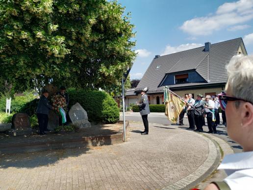 Antreten und Kranzniederlegung beim Ehrendenkmal