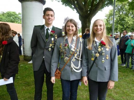 Die neue Juniorenkönigin mit ihren Adjudanten Lars-Gerrit Warrelmann und Stefanie Sandersfeld