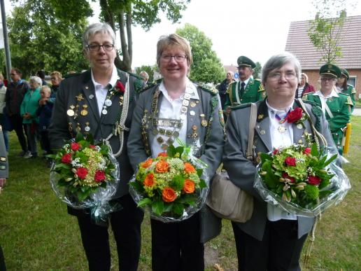 Die neue Damenkönigin mit ihren Adjudantinnen Brigitte Neuse und Gisela Frerichs