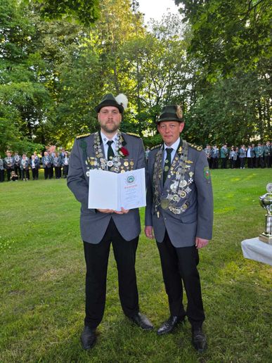 Auszeichnung der Ehrennadel in Bronze für unseren 1. Vorsitzenden Sebastian Berkahn.