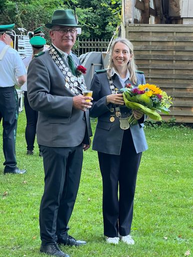 Der neue König und die neue Königin prosten den Schützen zu.